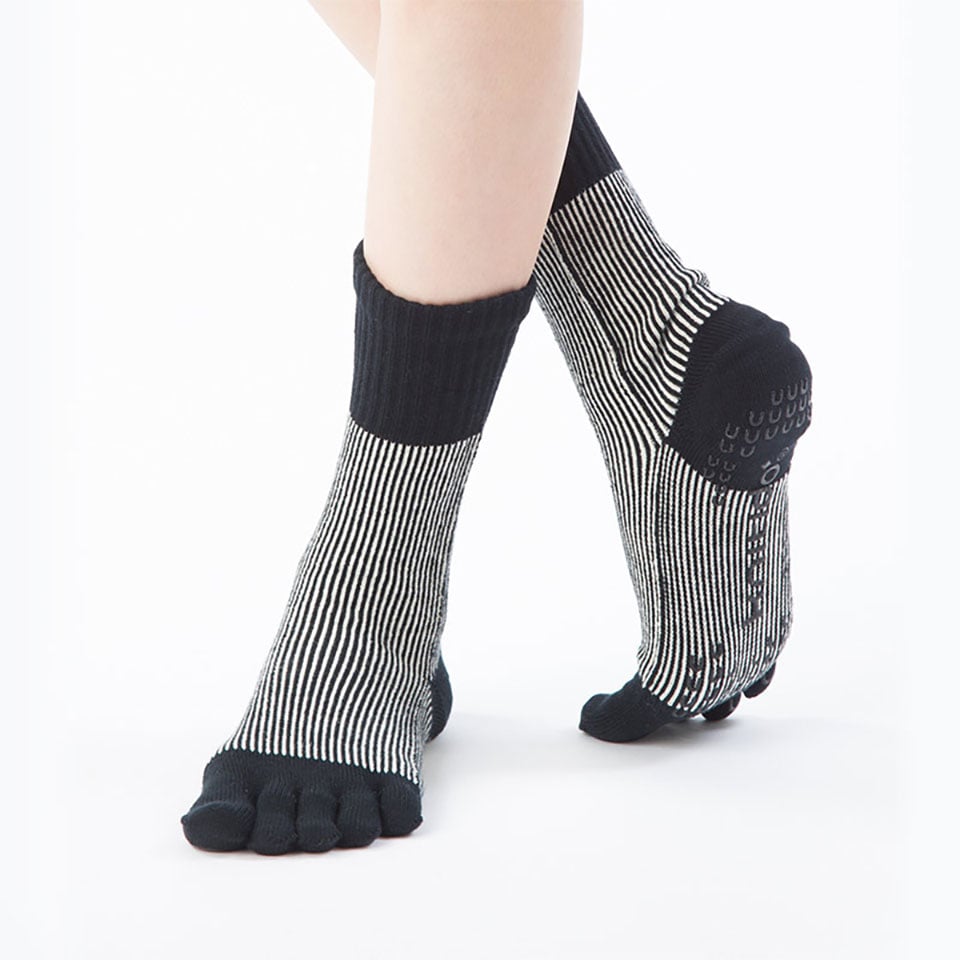 knitido コアグリップ ラメ ピンストライプ ハイクルー 5本指ソックス 23-25cm